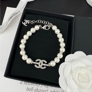 CC Elegant Pearl Bracelet with Silver Accents